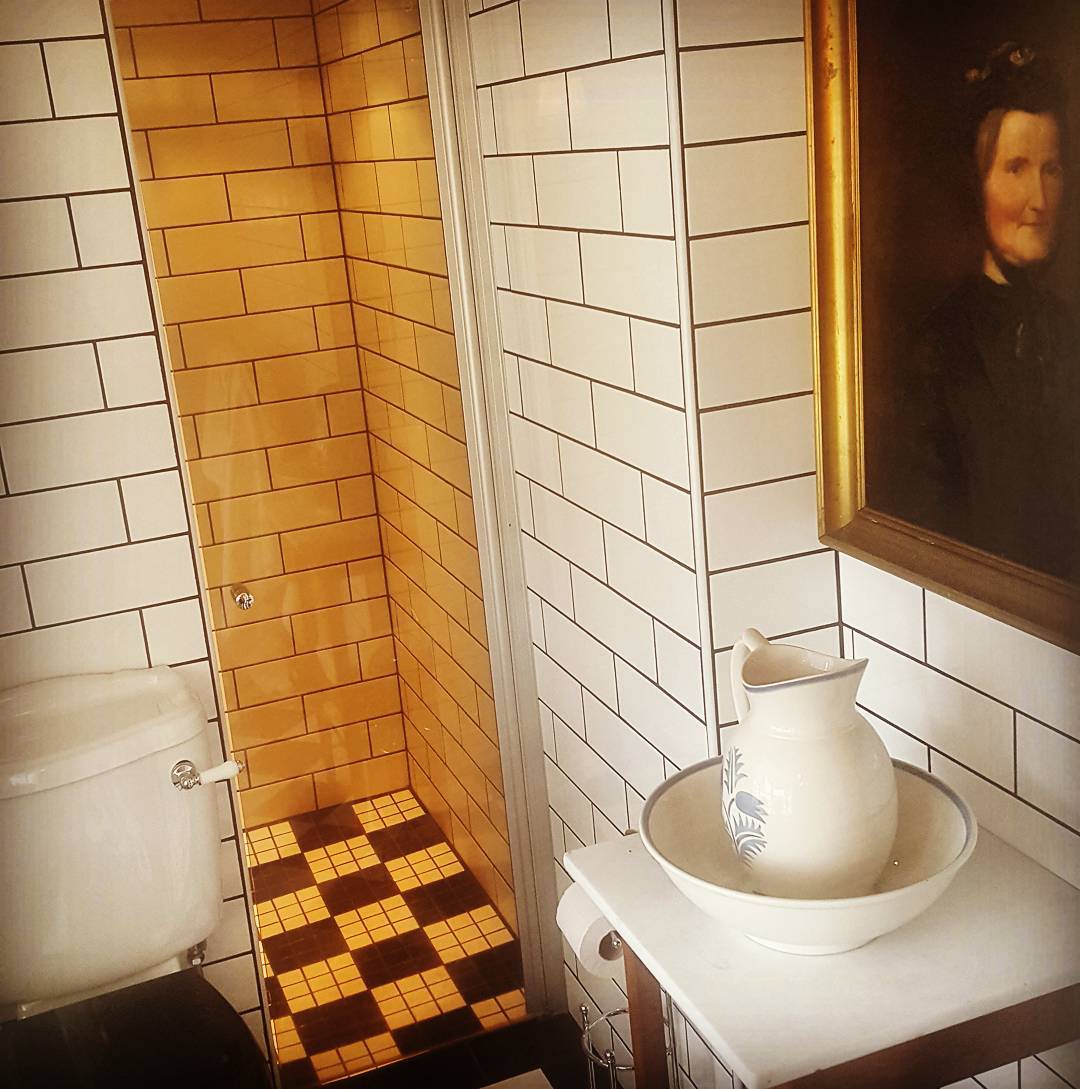 Välkommen till vår bajamaja….här sitter man inte för länge med den blicken (vi kallar henne det)…. #bajamaja #bengtnordenberg #toalett